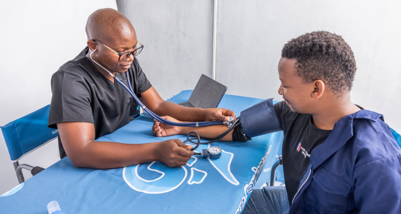 Black healthcare professional conducting a periodic medical assessment